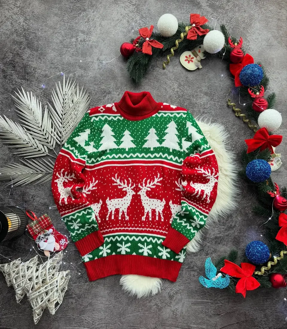 Светр з горлом "Чарівні Олені"